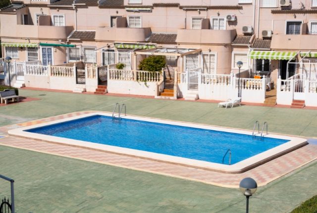 ahorrar agua en tu piscina comunitaria