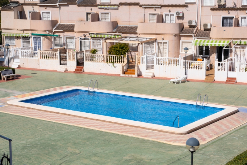 ahorrar agua en tu piscina comunitaria